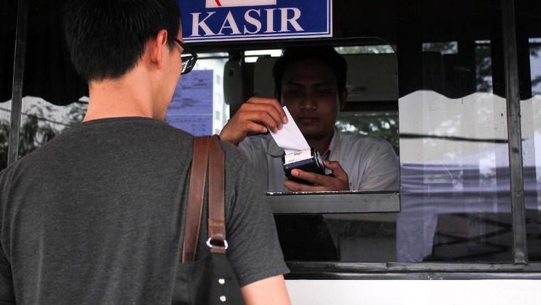 Pembayaran pajak kendaraan Foto: Rifkianto Nugroho Pembayaran pajak kendaraan Foto: Rifkianto Nugroho