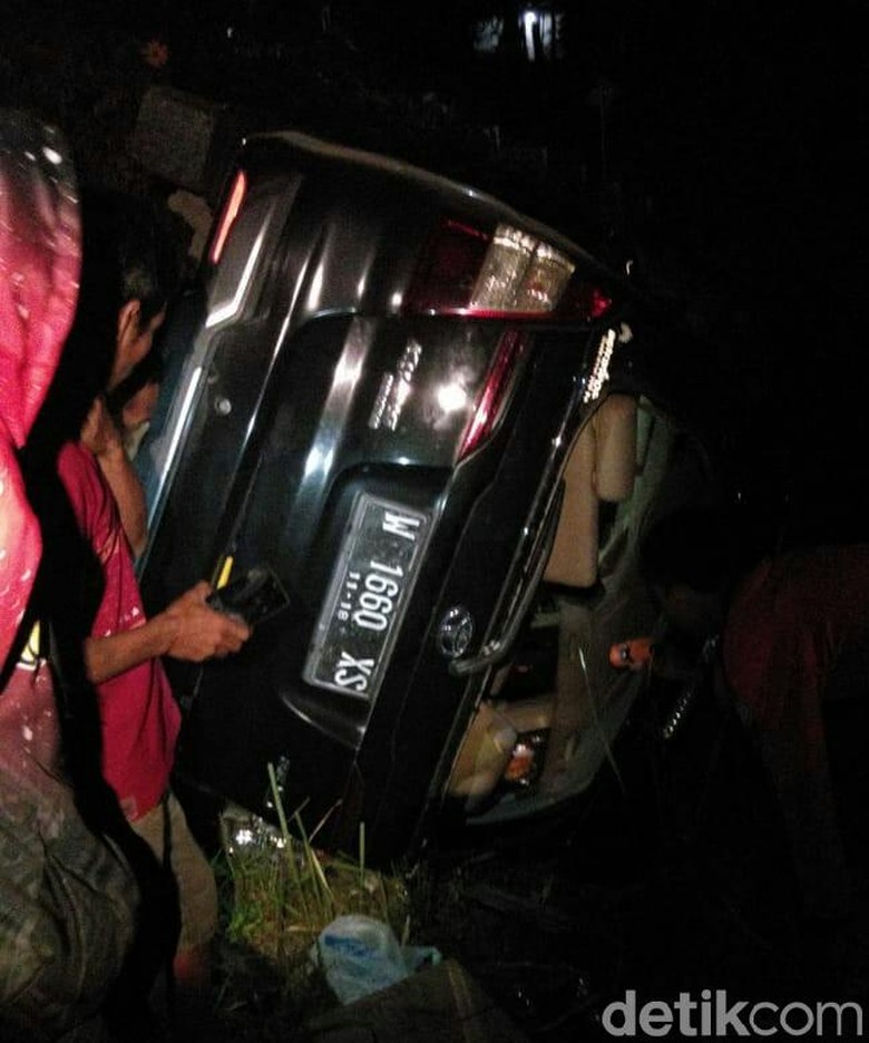 Mobil Rem Blong Tabrak Tebing Lalu Terguling, 5 Wisatawan Luka Mobil Rem Blong Tabrak Tebing Lalu Terguling, 5 Wisatawan Luka