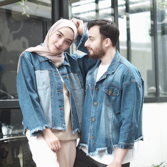 Untuk tampilan kasual, jaket jeans bisa jadi solusi untuk tampil kompak tapi tetap trendy. Hamidah dan Farhad memilih jaket oversized dengan warna jeans serupa. Foto: Instagram/Hamidahrachmayanti