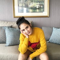 Inilah migrain pose ala Pevita Pearce. Makin cantik ya Pevita dengan gaya sakit kepala ini. Foto: Instagram