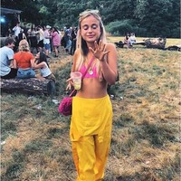 Lady Amelia Windsor, putri urutan ke-36 di tahta kerajaan Inggris menghadiri festival musik musim panas di Bedford, Inggris pekan lalu. Putri 22 tahun itu tampil stylish dengan bra pink dan dungaree kuning. Foto: Instagram