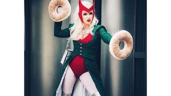 Cosplayer Lindsay Platoshyn menciptakan kostum yang disebut Krispy Witch. Ia menggabungkan kostum Scarlet Witch yang muncul di komik X-Men dengan waralaba donat ternama Krispy Kreme. Foto: Instagram @McVengers