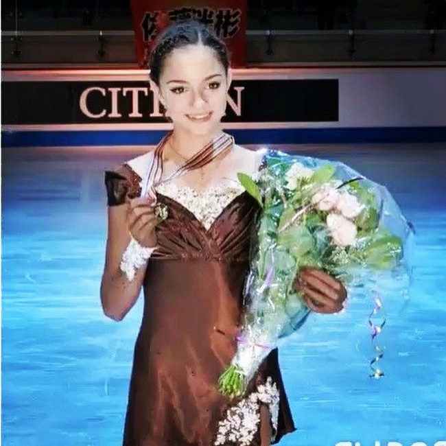 Berkenalan dengan Evgenia Medvedeva atlet asal Rusia kelahiran 19 November 1999. Di usia mudanya dia sudah jadi juara Olimpiade 2018 di PyeongChang. Evgenia pun dua kali jadi juara dunia skating. Foto: Instagram