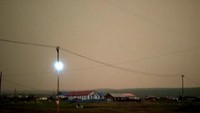 Kami tidak tahu harus berbuat apa. Banyak yang memakai obor saat hendak keluar. Rasanya seolah hari sudah mendung, matahari menutupi awan tapi tidak ada hujan. Kami mencoba menebak apa yang mungkin terjadi, ujar warga lainnya.