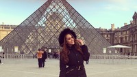 Posenya di depan Museum Louvre. Modis ya? (iamyanetgarcia/Instagram)