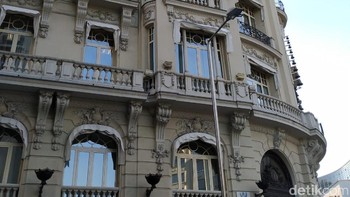 Ponsel ini mengusung kamera ganda di bagian belakang yang dilengkapi teknologi AI. Foto: Dhani Irawan/detikcom