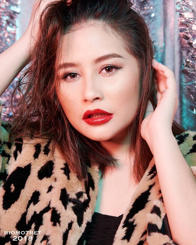 Migrain pose dilakukan dengan memegang dahi, tulang alis atau kepala. Contohnya seperti yang dilakukan oleh aktris muda Prilly Latuconsina ini. Foto: Rio Motret