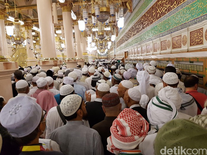 Raudhah yang terletak di dalam Masjid Nabawi, Madinah menjadi magnet tersendiri bagi para jemaah haji. Begini suasanyanya.