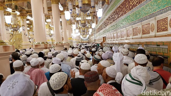 Raudhah yang terletak di dalam Masjid Nabawi, Madinah menjadi magnet tersendiri bagi para jemaah haji. Begini suasanyanya.