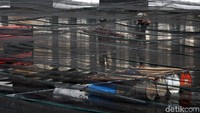Pemasangan waring ini untuk mengurangi bau yang menyengat di sekitar Wisma Atlet. Agung Pambudhy/detikcom.