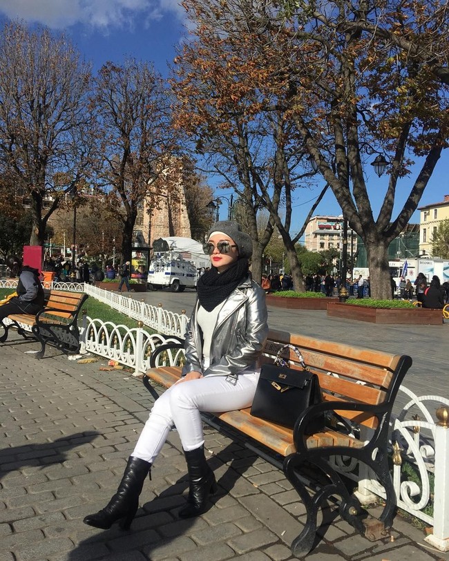 Tampil mewah saat liburan sudah kerap diperlihatkan Zaskia Gotik. Seperti penampilannya saat liburan ke Turki ini, Zaskia terlihat berpose di taman dengan ditemani tas Hermes Kelly Gold Hardware 32 cm berwarna hitam seharga US$ 18.500 atau sekitar Rp 269 juta. Foto: Instagram