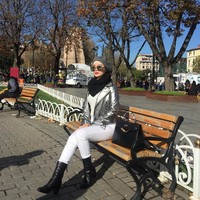 Tampil mewah saat liburan sudah kerap diperlihatkan Zaskia Gotik. Seperti penampilannya saat liburan ke Turki ini, Zaskia terlihat berpose di taman dengan ditemani tas Hermes Kelly Gold Hardware 32 cm berwarna hitam seharga US$ 18.500 atau sekitar Rp 269 juta. Foto: Instagram