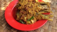 Ikan selangi yang dibumbui pesmol ini juga jangan sampai terlewatkan ya. Tekstur dagingnya yang lembut makin gurih dipadu dengan bumbu kuning. Foto: Instagram @babon_ers