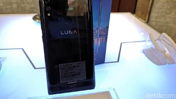 Kameranya memiliki lensa 16 MP+5 MP di bagian belakang dan 16 MP di bagian depan. Ponsel ini juga dilengkapi fitur face unlock dengan infra red yang diklaim bisa membuka kunci ponsel dalam kondisi ruangan gelap. Foto: Muhammad Alif Goenawan/detikINET