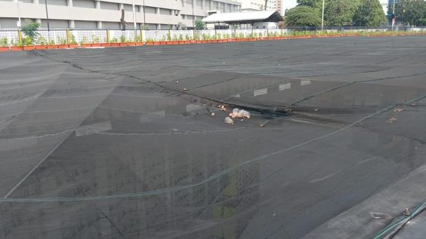 Waring di Kali Item robek dan bersampah