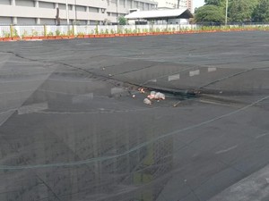 Belum Lama Dipasang, Waring di Kali Item Robek dan Bersampah