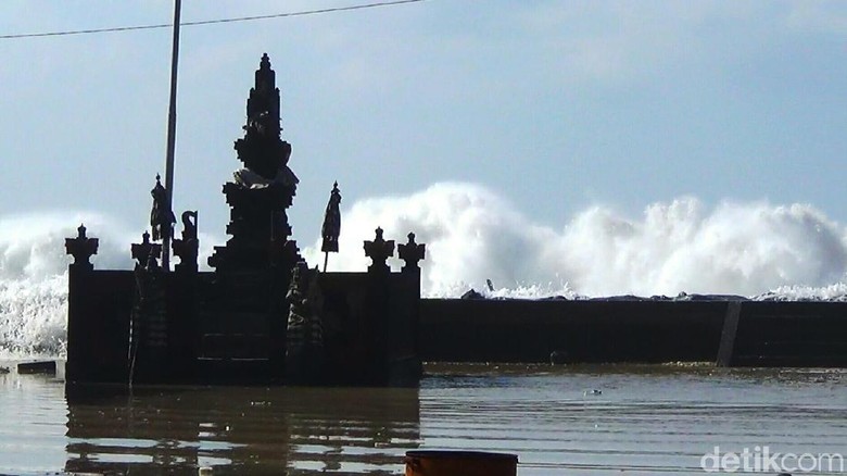 Gelombang Tinggi Terjang Bangunan di Pantai Padanggalak Bali 