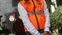 Pesan tuntutan pria tersebut tertera di rompi yang ia pakai.