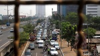 Suasana razia yang sempat menghambat arus lalu lintas.