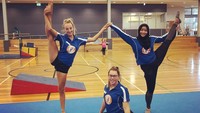 Ditilik dari akun Instagram pribadinya, di sana wanita berhijab ini menjadi coach gymnastyc dan rytmic gymnastic. Foto: Instagram/sdewiana