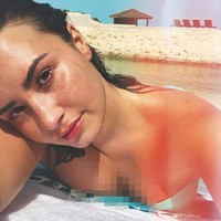 Selain OOTD, Demi juga kerap mengunggah foto setelah selesai makeup. meski tak jarang pula menampilkan wajah tanpa makeup. Foto: Instagram @ddlovato