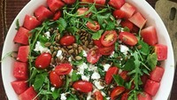 Simi juga membiasakan diri makan sehat. Salad semangka, tomat dan biji labu ini terlihat menyegarkan ya? Foto: Instagram simonejuliaa