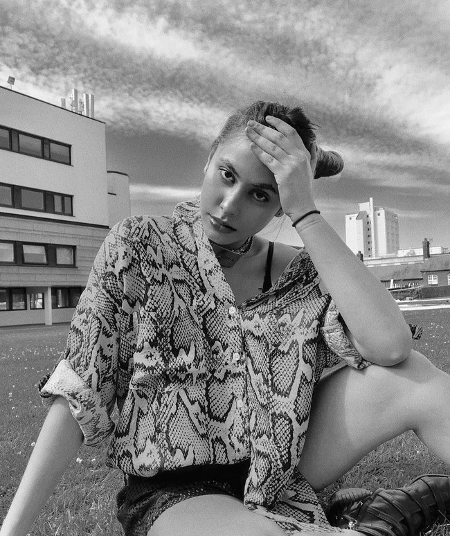 Bagaimana dengan migrain pose Valerie Thomas ini? Jika dilakukan dengan tatapan mata yang fierce, terlihat seperti orang sedang sakit kepala ya Valerie. Foto: Instagram