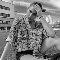 Bagaimana dengan migrain pose Valerie Thomas ini? Jika dilakukan dengan tatapan mata yang fierce, terlihat seperti orang sedang sakit kepala ya Valerie. Foto: Instagram