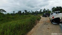 Perjalanan memakan waktu sekitar 30 menit, dengan kondisi jalan yang belum mulus seutuhnya. Masih terdapat jalan berlubang yang membuat kendaraan harus memperlambat lajunya.