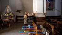 Martin dan Sinforosa bukannya tak memiliki anak, namun anak terakhir mereka Vicente harus bersekolah di luar kota karena guru lokal dan sekolah di desa itu harus tutup karena semakin berkurangnya peserta didik yang melanjutkan di sekolah lokal. Susana Vera/Reuters.