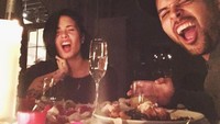 Ini dia momen makan Demi dengan Wilmer Valderrama. Mereka terlihat sangat senang sekali melahap sajian ayam dengan segelas champagne dengan cahaya dari sebatang lilin. Foto: Instagram ddlovato