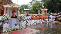 Penahbisan sebagai biksu ini bertujuan untuk menghormati kenangan mantan penyelam militer Thailand, Saman Gunan (38), yang tewas saat mempersiapkan misi penyelamatan para remaja itu dari Gua Tham Luang. Foto: REUTERS/Stringer