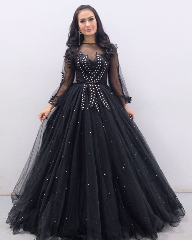 Iis Dahlia tampil memakai ball gown hitam untuk acara kontes dangdut KDI di mana dia menjadi juri bersama Beniqno dan Ayu Tin Ting. Foto: Instagram @ isdadahlia