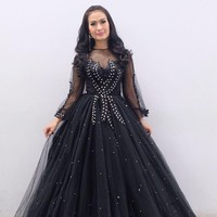 Iis Dahlia tampil memakai ball gown hitam untuk acara kontes dangdut KDI di mana dia menjadi juri bersama Beniqno dan Ayu Tin Ting. Foto: Instagram @ isdadahlia