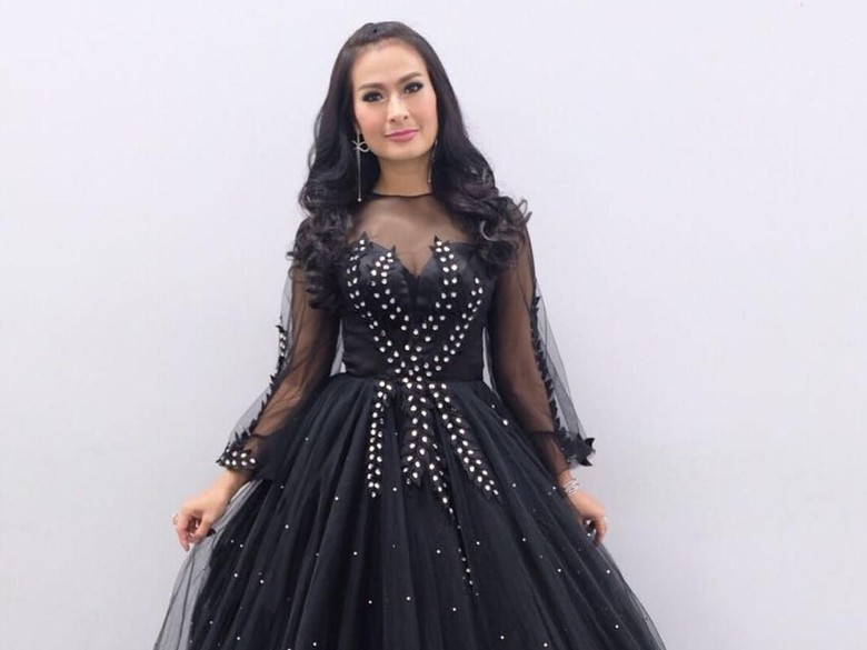 Putri Iis Dahlia Biasa Pakai Sampo Senilai Rp 1 Juta Putri Iis Dahlia Biasa Pakai Sampo Senilai Rp 1 Juta
