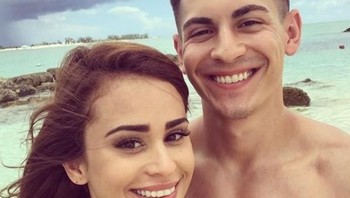 Douglas rupanya lebih terpikat dengan game Call of Duty ketimbang Garcia. Foto: Dok. Instagram