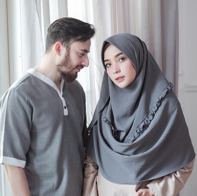 Baju couple atau sarimbit sempat populer di awal tahun 2000-an. Kini, tren tersebut kembali eksis di kalangan pasangan muda, khususnya para hijabers. Foto: Instagram/Hamidahrachmayanti
