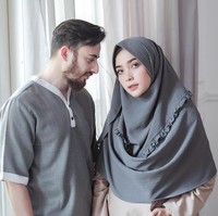 Baju couple atau sarimbit sempat populer di awal tahun 2000-an. Kini, tren tersebut kembali eksis di kalangan pasangan muda, khususnya para hijabers. Foto: Instagram/Hamidahrachmayanti