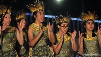 Para penari tampil dengan mengenakan pakaian daerah.