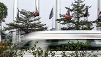Tak ada yang tahu pasti siapa pihak yang memasang bendera peserta Asian Games 2018 itu.