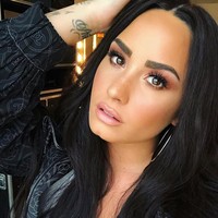 Sayangnya tahun lalu wanita 25 tahun tersebut sempat kambuh dan kembali ke direhab. Namun setelah perawatan, orang terdekat mengatakan jika Demi masih bermasalah dengan rasa sakit. Demi tidak pernah bernar-benar bersih dan bebas dari semua iblisnya. Dia masih melawan depresi dan kecemasan untuk waktu yang lama dan masih di tempat yang gelap, kata sumber kepada People. Foto: Instagram @ddlovato