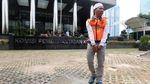 Tuntut Kasus Newmont , Pria Merantai dan Memborgol Diri