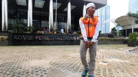 Di bagian belakang rompi yang dikenakannya tertulis Tahanan KPK Divestasi Saham Newmont NTB. Sementara di bagian depan sebelah kanan Tangkap Koruptor Dana Divestasi 2,7 T dan sebelah kiri Rakyat NTB dukung KPK.