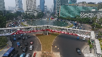 JPO ini dirobohkan agar Patung Selamat Datang bisa terlihat di jalan.