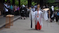 Ada banyak yang bisa traveler lihat di Kuil Kiyomizu Dera. Ada Air Mancur Otawa yang memiliki mitos. Ada pula batu cinta bagi traveler yang ingin mencari jodoh dan tradisi Buddha lainnya. (kiyomizudera temple/Facebook)