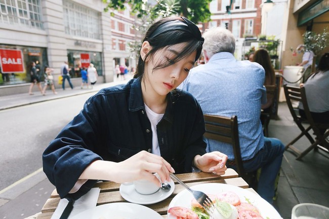 Cantiknya Taeyeon SNSD Saat Ngeteh, Hingga Mie Instan Telur Asin yang Hits