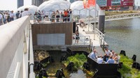 Kemudian ada pula bangku untuk traveler yang mau duduk-duduk santai (Recycled Park/Facebook)