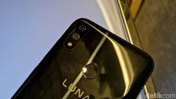 Kami mengincar segmen smartphone Rp 4 juta yang tidak dimiliki oleh handphone lain. Apa saja? Salah satunya AR Emoji. AR Emoji, sebagaimana diketahui fitur ini baru dikeluarkan oleh beberapa vendor, ujar Suryadi mengawali pembicaraan di Jakarta, Rabu (25/7/2018). Foto: Muhammad Alif Goenawan/detikINET