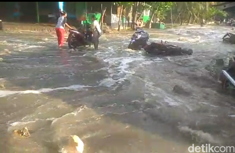 Gelombang Tinggi Ombak Di Pangandaran Naik Hingga Jalan Raya