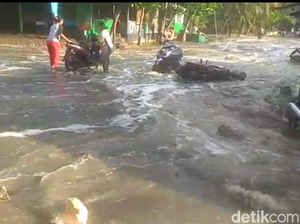 Video: Gelombang Tinggi Terjang Pesisir Pantai Selatan Jawa